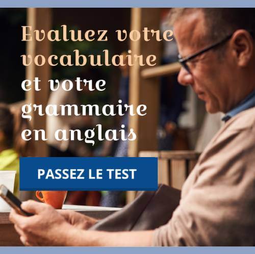 Homme prenant un test d'anglais en ligne